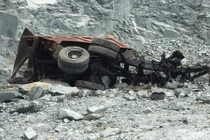 Xe ben rơi xuống hầm đá hàng trăm mét, tài xế tử vong