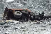 Xe ben rơi xuống hầm đá hàng trăm mét, tài xế tử vong