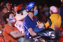 Tuấn "Khỉ" bị tiêu diệt, hàng trăm người dân vẫn đổ về hiện trường ăn ngủ cả đêm để quay phim