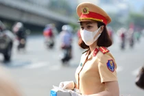 Virus cúm Corona xâm nhập Việt Nam: Nữ CSGT đội nắng phát khẩu trang cho dân
