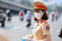 Virus cúm Corona xâm nhập Việt Nam: Nữ CSGT đội nắng phát khẩu trang cho dân