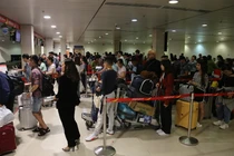 Những ngày gần Tết, sân bay Tân Sơn Nhất đông nghịt, hành khách vật vã nằm chờ 