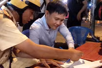 Bị phạt 4,5 triệu, người vi phạm nồng độ cồn đòi vứt luôn xe máy 