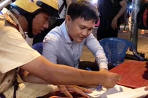 Bị phạt 4,5 triệu, người vi phạm nồng độ cồn đòi vứt luôn xe máy 