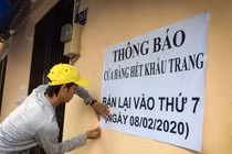 Thương cảm cảnh bà bầu quyết bám trụ ở vỉa hè chờ mua khẩu trang