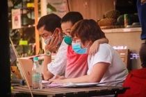 Virus Corona xâm nhập Việt Nam: Khẩu trang tràn ngập muôn nơi