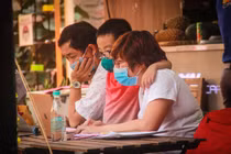 Virus Corona xâm nhập Việt Nam: Khẩu trang tràn ngập muôn nơi