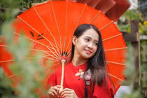 Hotgirl Sài Gòn xúng xính áo dài đến check-in 'đường mai vàng'