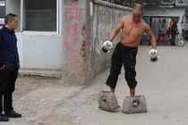 Ông lão cơ bụng 6 múi đi giày đá 70kg suốt 30 năm