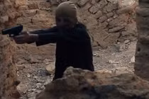 Kinh hãi cảnh chiến binh nhí IS bắn chết con tin