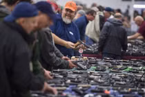 Mỹ: Mặc thảm sát, hội chợ bán súng vẫn đông vui