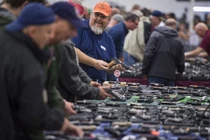 Mỹ: Mặc thảm sát, hội chợ bán súng vẫn đông vui