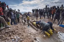 Bên trong mỏ khai thác kim loại quý ở châu Phi