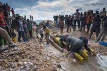 Bên trong mỏ khai thác kim loại quý ở châu Phi