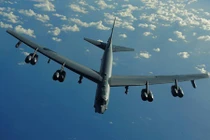  Mỹ đem B-52 bay gần các đảo nhân tạo ở Biển Đông