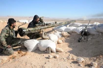 Cận cảnh binh sĩ Syria ở chảo lửa thành cổ Palmyra đánh IS