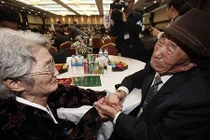 Nghẹn ngào cuộc đoàn tụ gia đình ly tán hai miền Triều Tiên