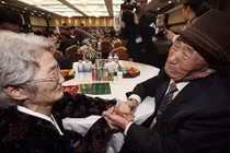 Nghẹn ngào cuộc đoàn tụ gia đình ly tán hai miền Triều Tiên