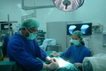 Ca thay đĩa đệm cột sống thắt lưng đầu tiên ở VN