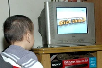 Bảo vệ mắt trẻ xem tivi