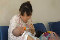 Con không bú vì... mẹ vụng