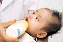 Trẻ dưới 1 tuổi tránh dùng sữa tươi