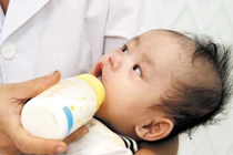 Trẻ dưới 1 tuổi tránh dùng sữa tươi