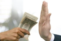 Tham nhũng đội lốt anh hùng!