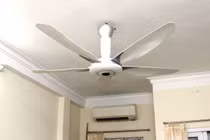 Có nên bật quạt trần trong phòng điều hòa?
