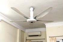 Có nên bật quạt trần trong phòng điều hòa?