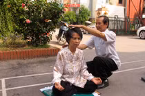 Khỏi liệt, hôn mê nhờ truyền năng lượng