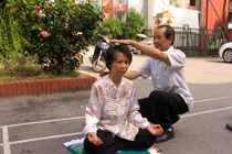 Khỏi liệt, hôn mê nhờ truyền năng lượng