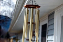 Phong thủy: Hướng nhà xấu là đặt chuông gió, đúng hay sai?