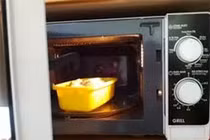 Vì sao không đưa kim loại vào lò vi sóng?