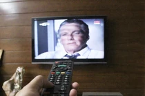 Trời mưa, không nên bật tivi?