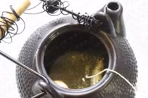 Có nên pha mật ong vào nước chè nóng?