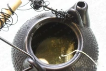 Có nên pha mật ong vào nước chè nóng?