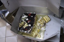 Bánh Gatô Hồng Kông chua, thiu... vẫn bán cho khách hàng