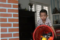Trẻ hô biến đồ dùng thành... đồ chơi: nên hay không?