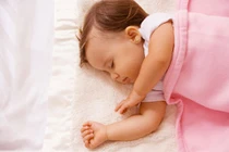 Bé 2 tháng suýt chết ngạt vì gối quá mềm