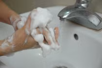 Vì sao không được dùng xà phòng khử mùi vào mùa đông?