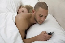 Không đặt điện thoại gần giường ngủ