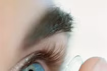 Không phải ai cũng đeo được kính áp tròng 