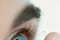 Không phải ai cũng đeo được kính áp tròng 