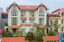 Đẹp nổi bật nhà mái thái 2 tầng lộng gió trên đê Hà Nội