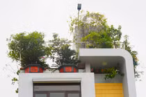 Nhà ven đê Hà Nội sở hữu hàng loạt ban công đẹp ngỡ ngàng