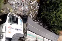 Video: Xe tải làm sập cầu và rơi xuống sông ở Lâm Đồng