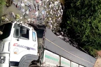 Video: Xe tải làm sập cầu và rơi xuống sông ở Lâm Đồng