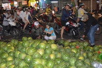 Dưa hấu xả hàng, người dân nườm nượp đi mua trong đêm cuối năm