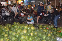 Dưa hấu xả hàng, người dân nườm nượp đi mua trong đêm cuối năm